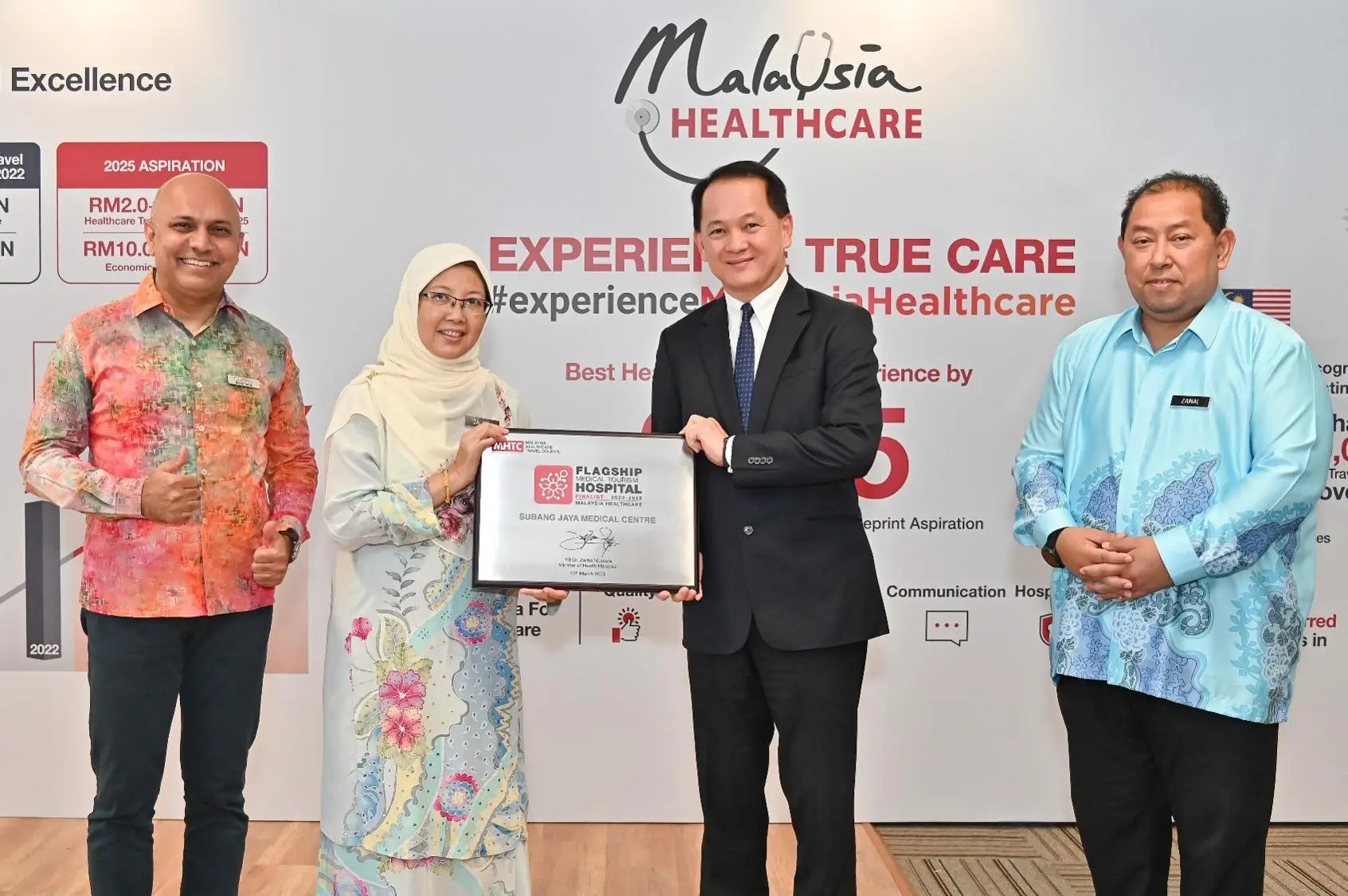 Chief Executive Officer Mr Bryan Lin receiving the Flagship Medical Tourism Hospital plaque from the Minister of Health, Yang Berhormat Dr. Zaliha Mustafa
